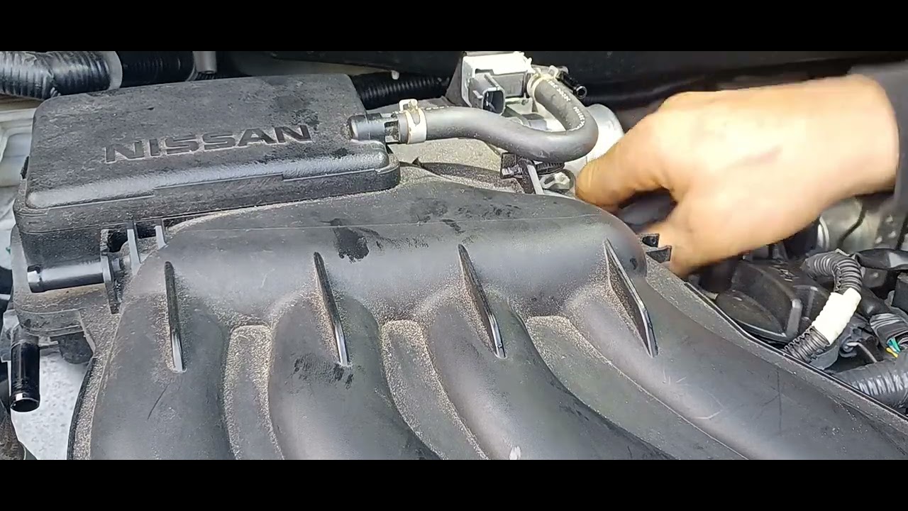 152 Nissan JUKE change spark plugs (removal intake manifold)