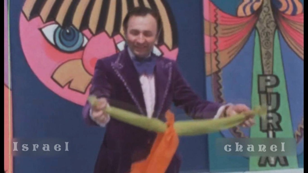Purim פורים in Jerusalem, 1976: Amos Levkovich (Kadabra) עמוס קדברא & live dance of Israeli school