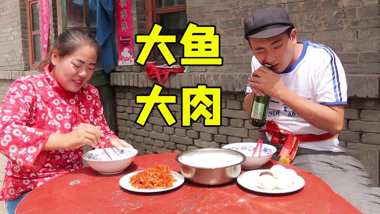 小伙和美女吃飯聊天，掙錢多的吃素掙錢少的卻是大魚大肉，太逗了【小貝愛叨叨】