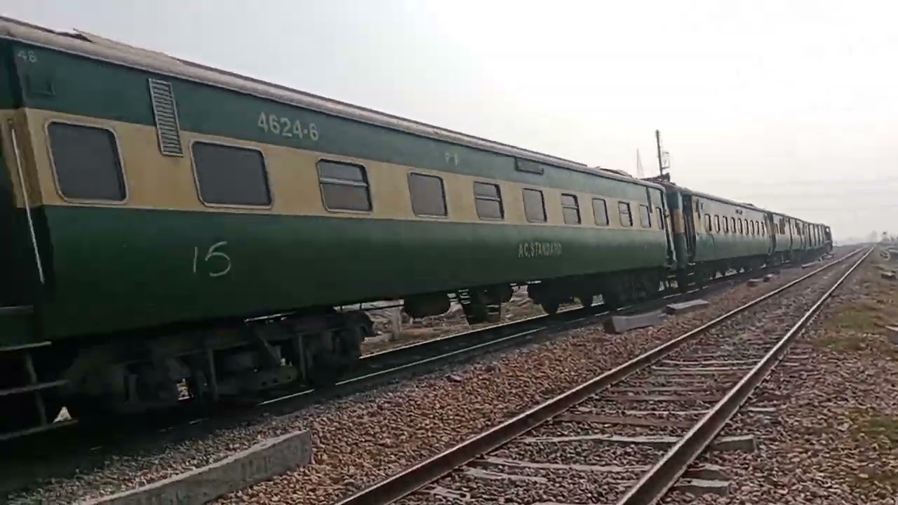 Rehman Baba Express with furious speed from Karachi to Rohri#train 