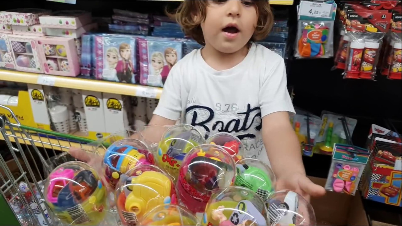 Fatih Selim ve Yusuf Market sepetini sürpriz yumurtalarla doldurdu,balon seçip,alışveriş yapıyorlar