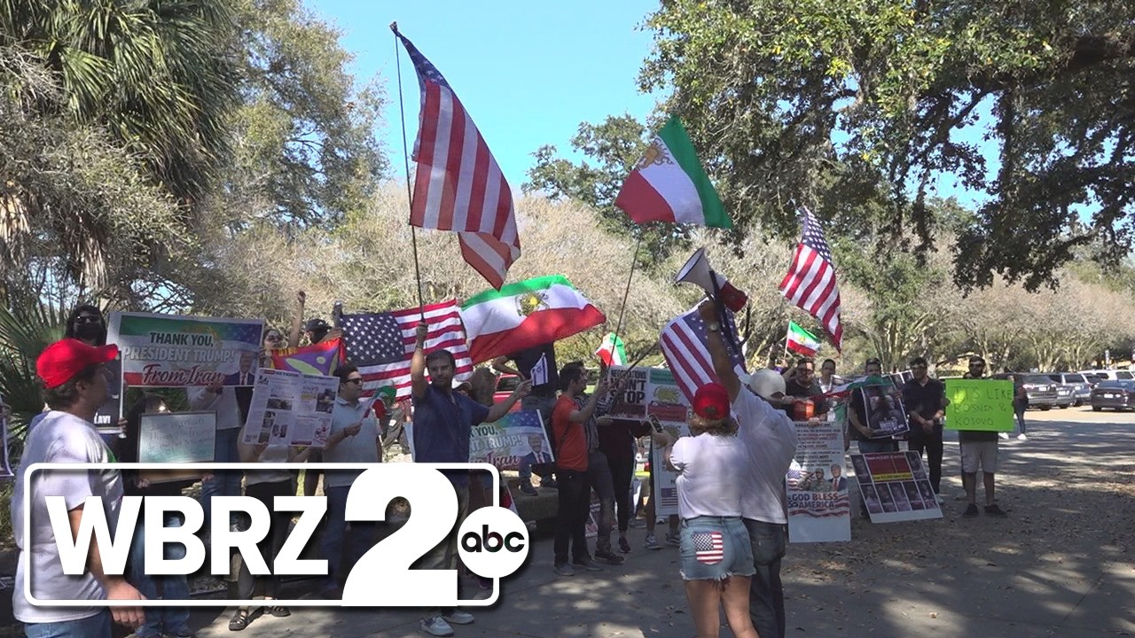 Сторонники и протестующие вышли на территорию кампуса Университета штата Луизиана, чтобы выразить...