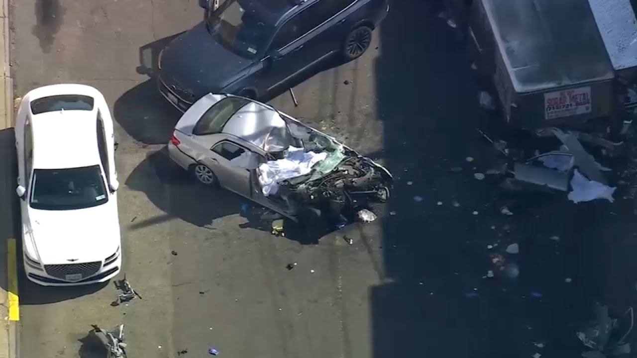 3 dead after car crashes into coffee truck, pedestrians in Queens