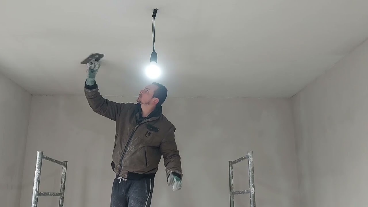 Cum se aplică gletul de finisaj pe un tavan din rigips