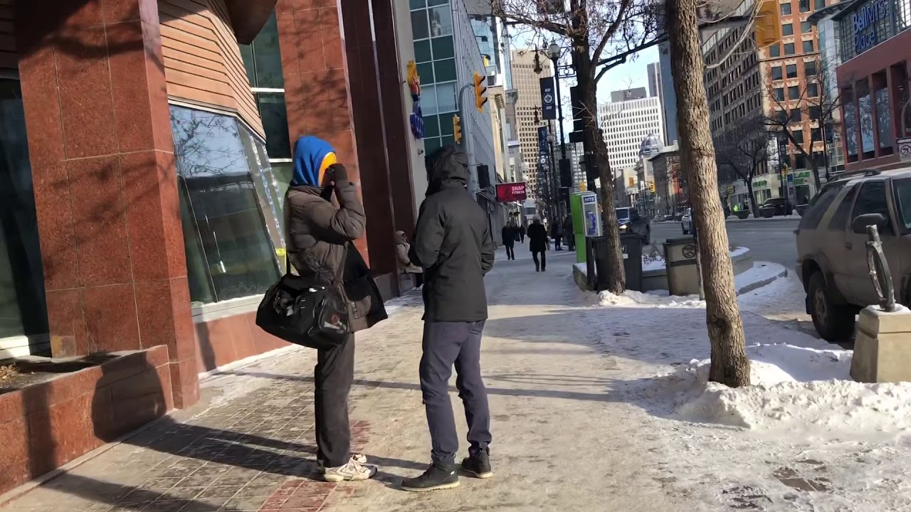 Cư dân downtown trên đường phố Winnipeg dưới cái lạnh -21 độ!