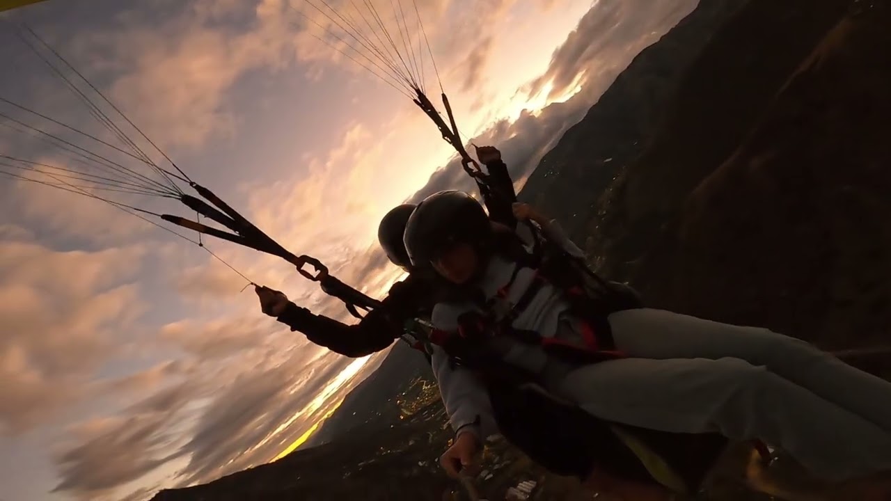 Parapente En Un Lindo Atardecer de Ecuador