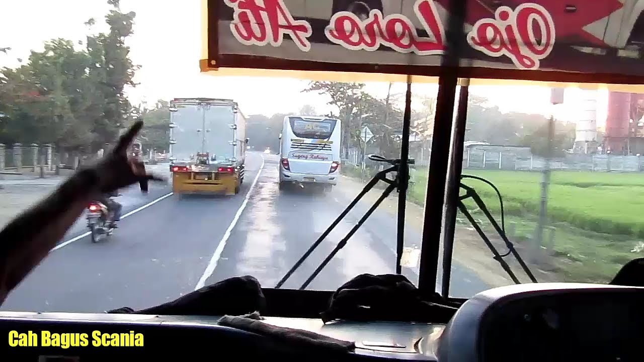 Aksi gokil bus Mira 7281 ngejar SugengRahayu,menyalip 3 truck mepet tipis