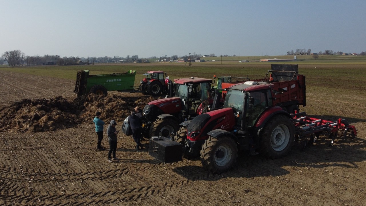 Rozwozimy obornik pod kukurydzę 🌽 VALTRA idzie na 100% przy głębokiej uprawie bezorkowcem 🔥 