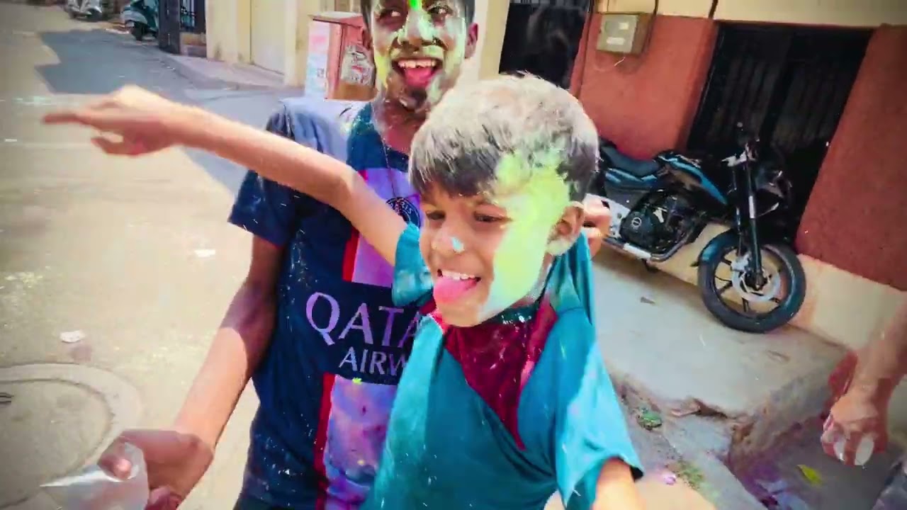 ￼ happy Holi video 😂😂Doston Ke Saath colour Khilte hua video😂😂