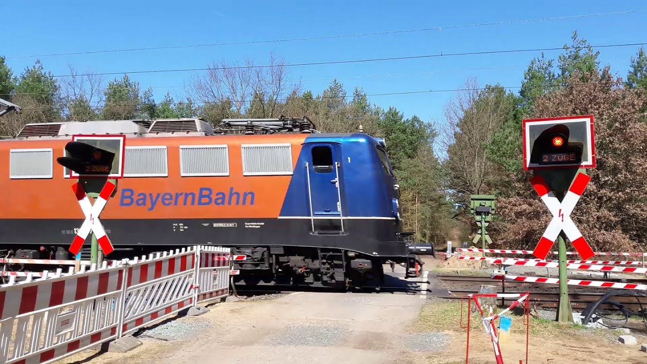 Seltener 2 ZÜGE Bahnübergang und Altbau E Lok (Henkelzug) mit Geduldsprobe - Alex E