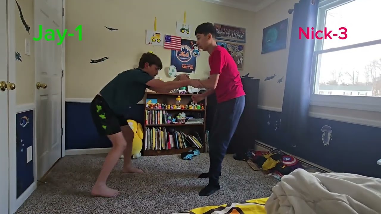 Ник и Джей проводят поединок по народной борьбе.