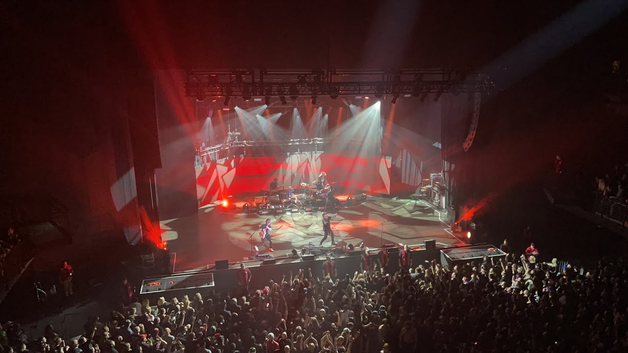 Papa Roach - Stand Up (Live in Cincinnatti)