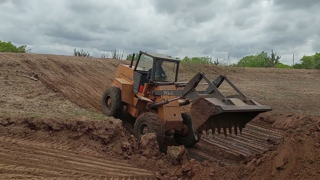 Pá carregadeira W20E fazendo o pé da trincheira 