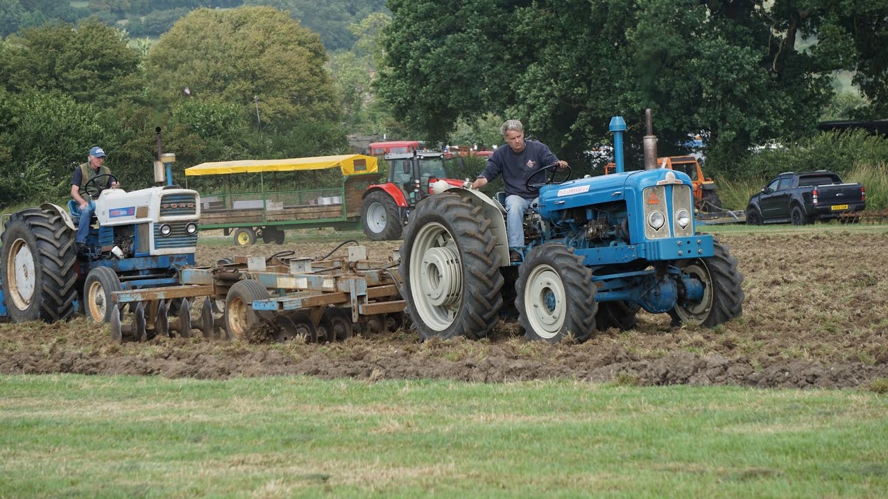 Roadless 6/4, Massey Ferguson 590 4wd working at the Heddington & Stockley steam rally.