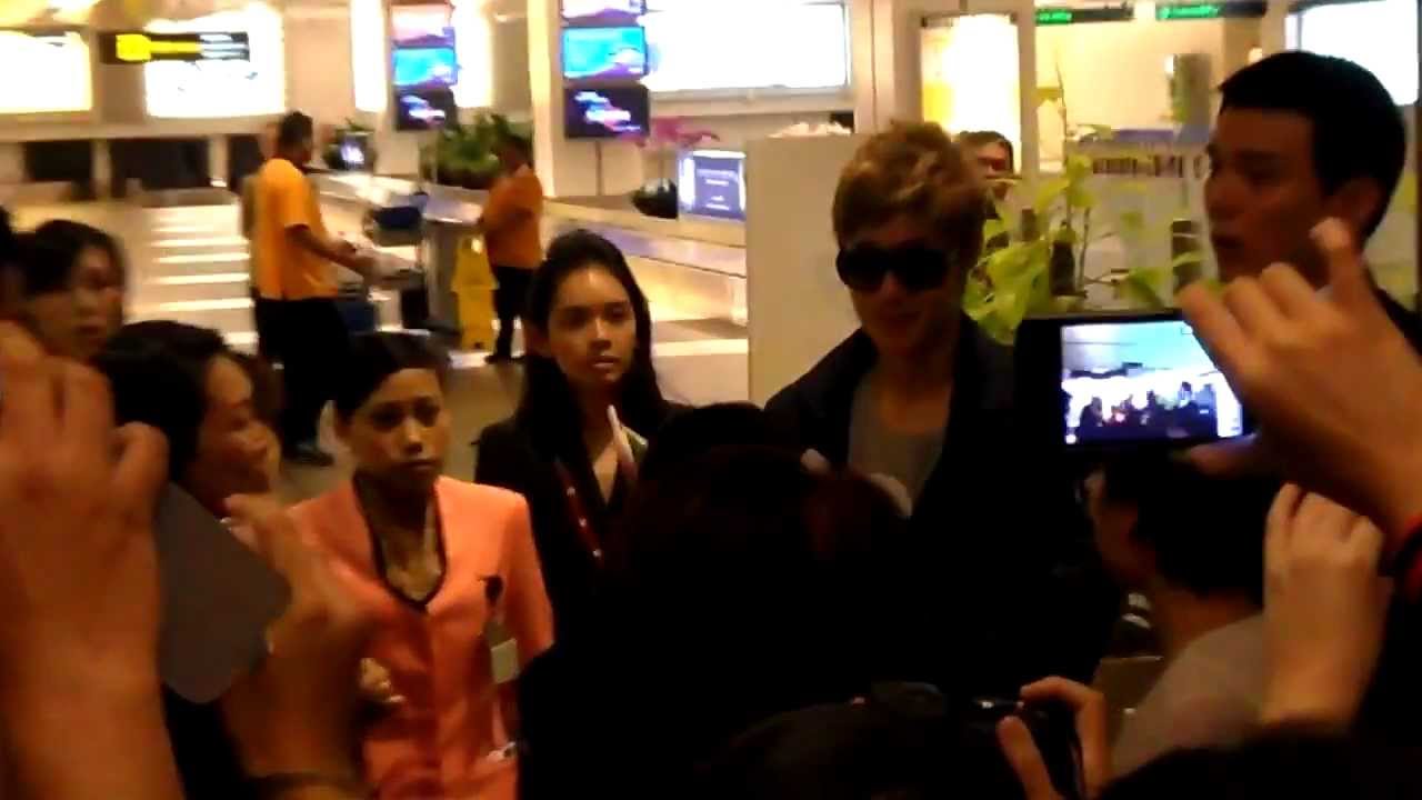 Kim Hyun Joong arrives in Singapore