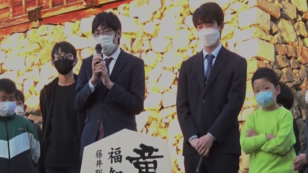 藤井聡太竜王と広瀬章人八段、子どもたちが歓迎　お城の前で記念撮影【第35期将棋竜王戦第４局】＝佐藤圭司撮影