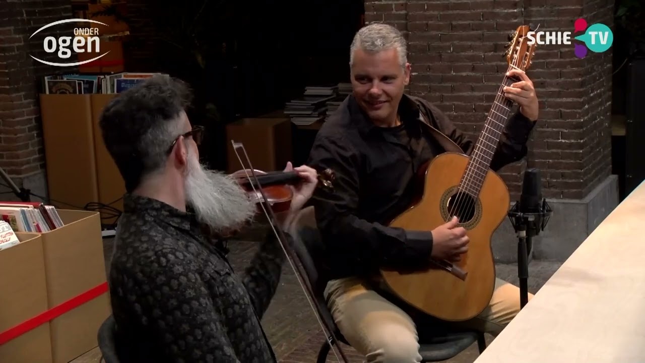 Live muziek in Onder Ogen: Luís Mascaro (viool) en begeleider Paulinho Paes (gitaar)