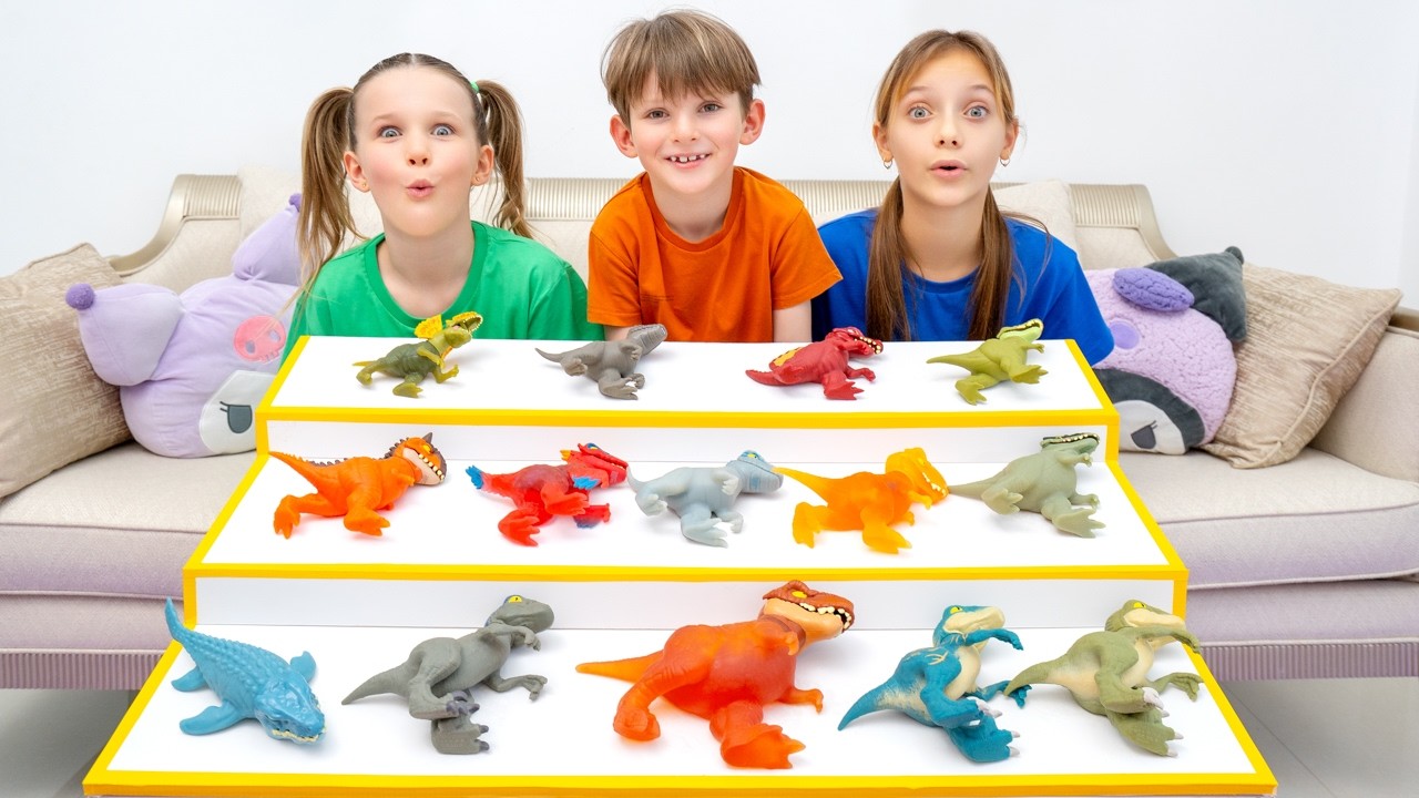 Kids Fill Rubber Dinosaur Toys with Water 🦖💦
