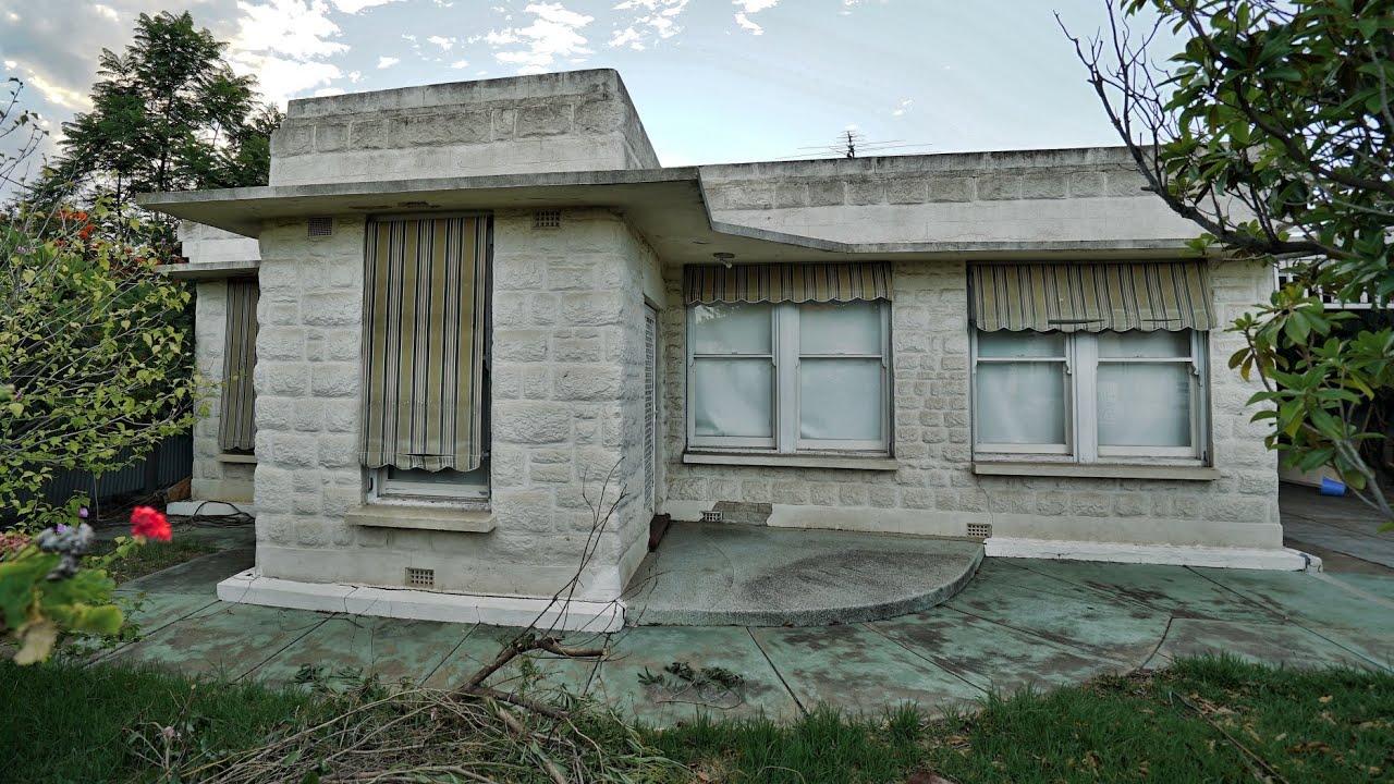 Abandoned- 3 homes in a row with furniture and other stuff left behind/Stuff in sheds too!