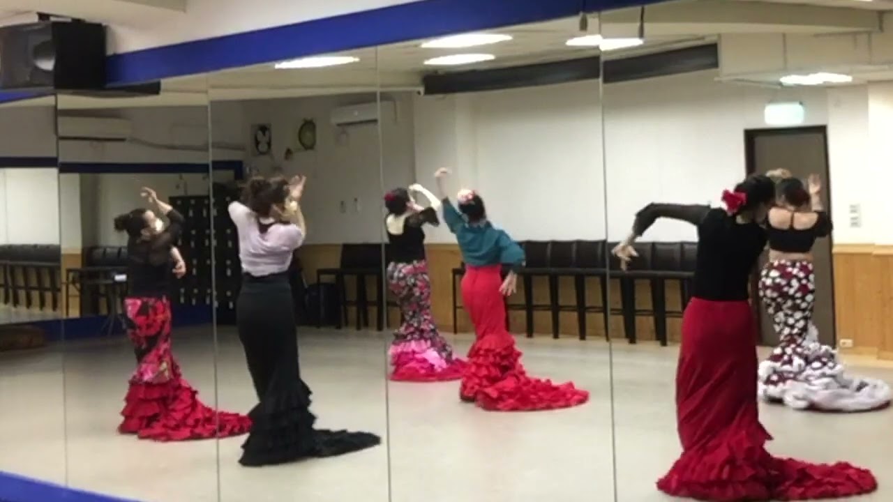 Sevillanas bata de Lucía