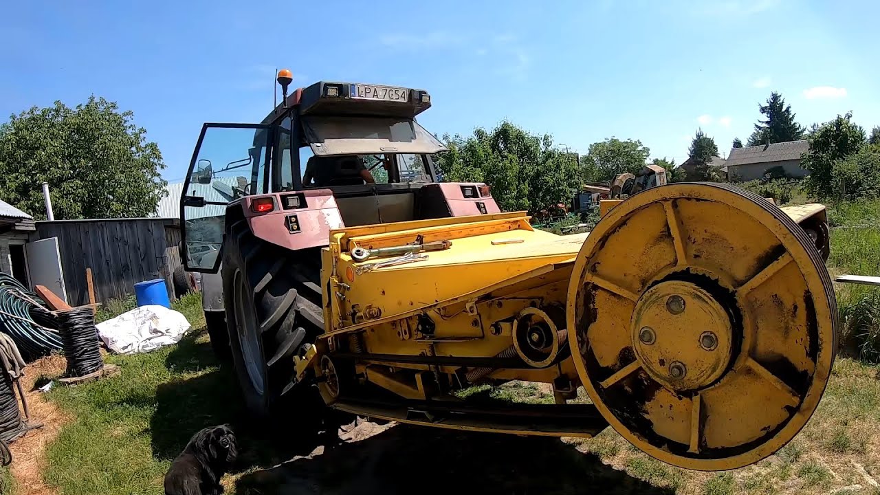 Zdejmowanie gardzieli z kombajnu New Holland TX 66.