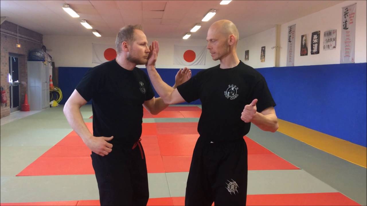 KRAV MAGA 1 ESDD DÉFENSE ÉTRANGLEMENT AVANT BRAS SEMI FLÉCHIS