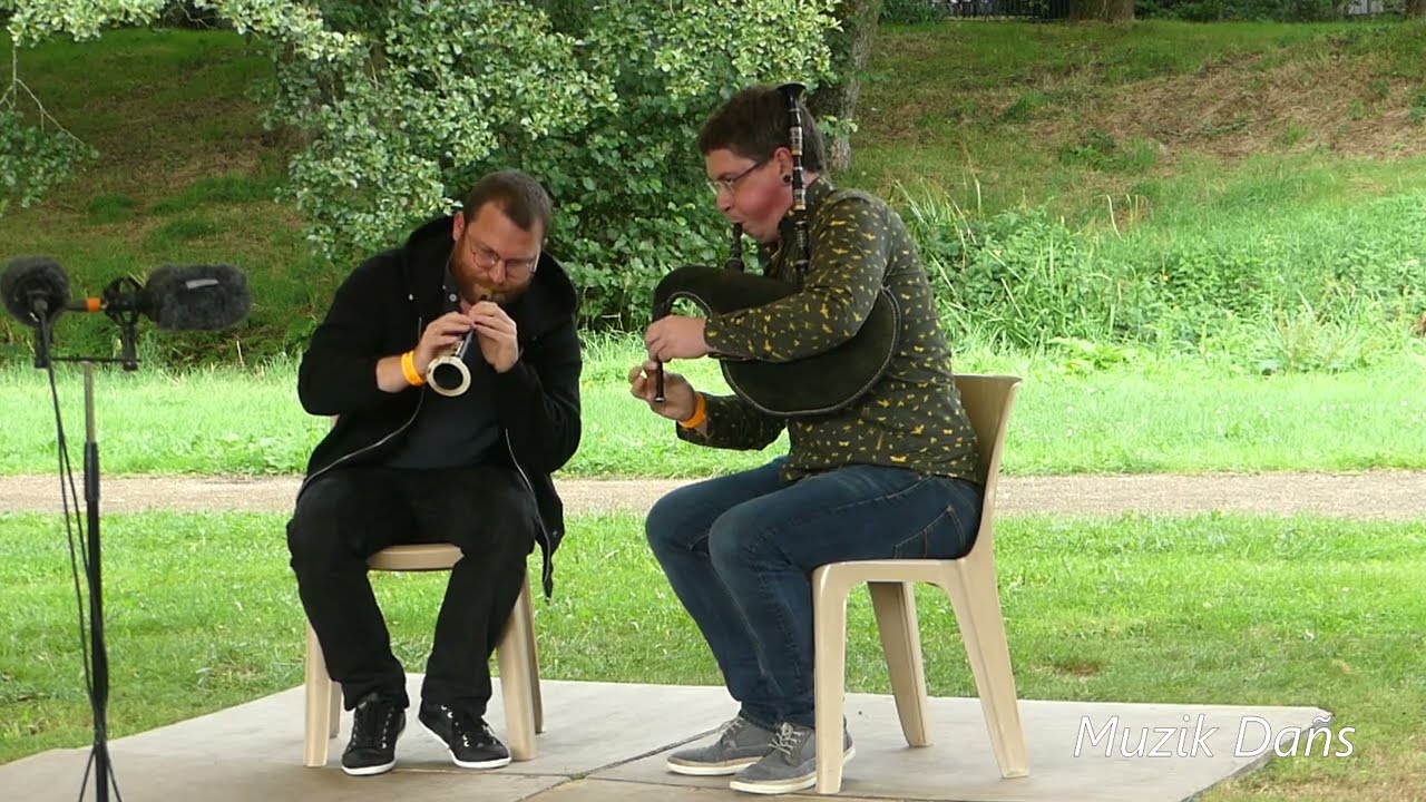 Mélodie du pays Gallo avec Kevin Colas (bombarde) et Brice Autier (biniou) à Gourin en 2022