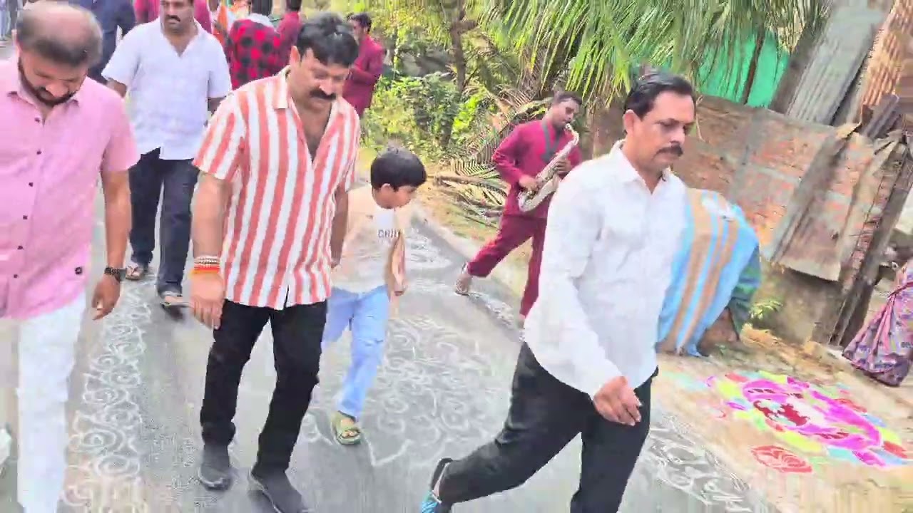 VI97E8~1మొసలపల్లి లో శ్రీ భోగేశ్వర స్వామి ప్రభ మీద ఊరేగింపుగా జగ్గనా తోటలోకి వెళుతున్న దృశ్యం