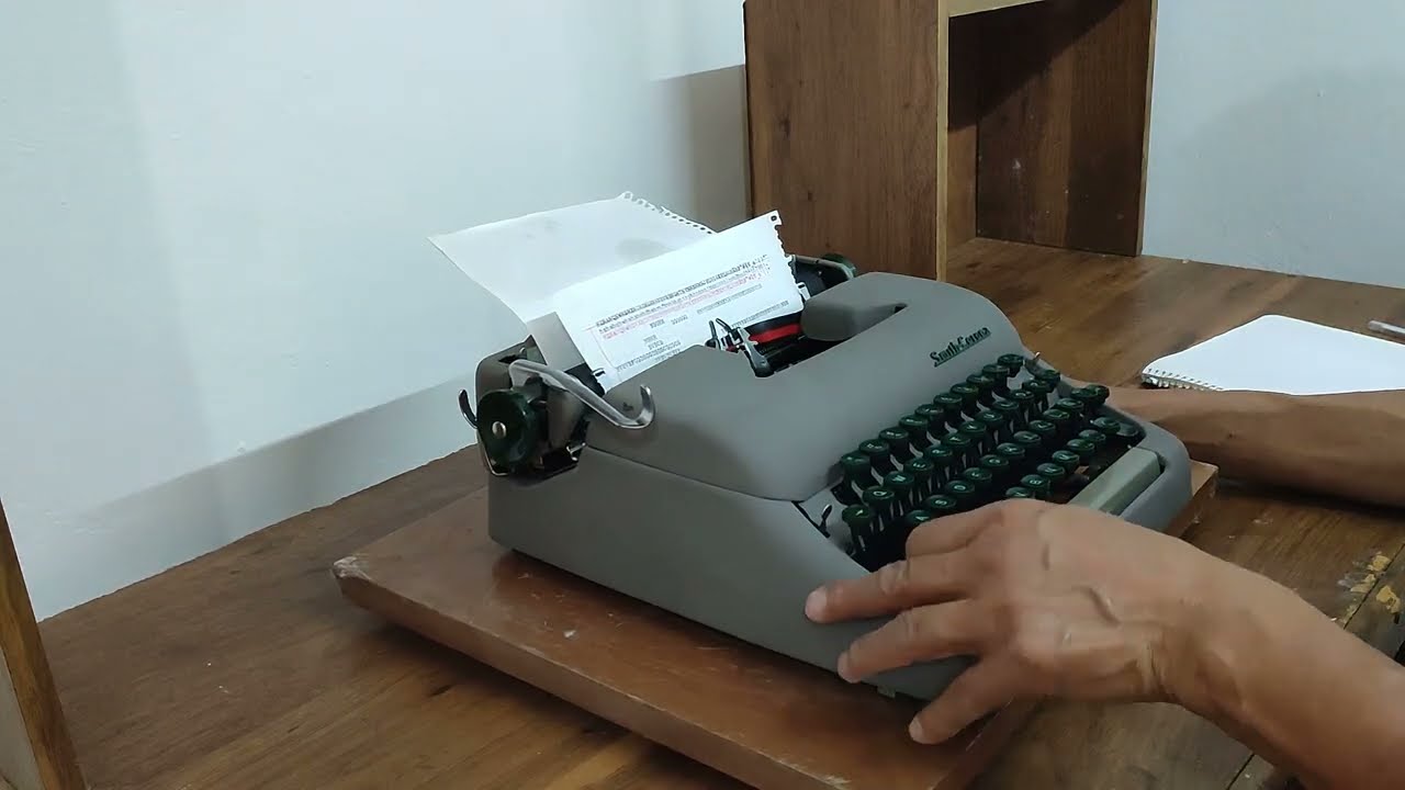 Maquina de escribir Smith-Corona modelo CLIPPER