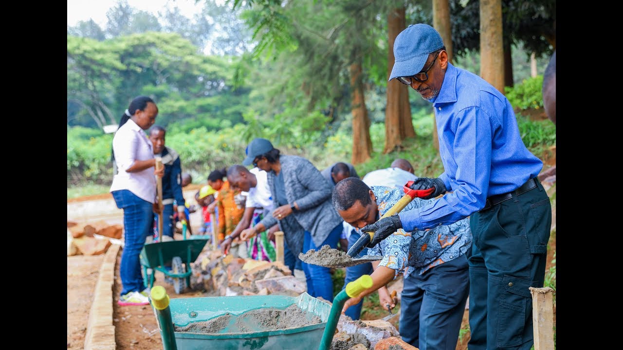 Perezida Kagame na Madamu bakoranye Umuganda n’abatuye Umurenge wa Kimihurura