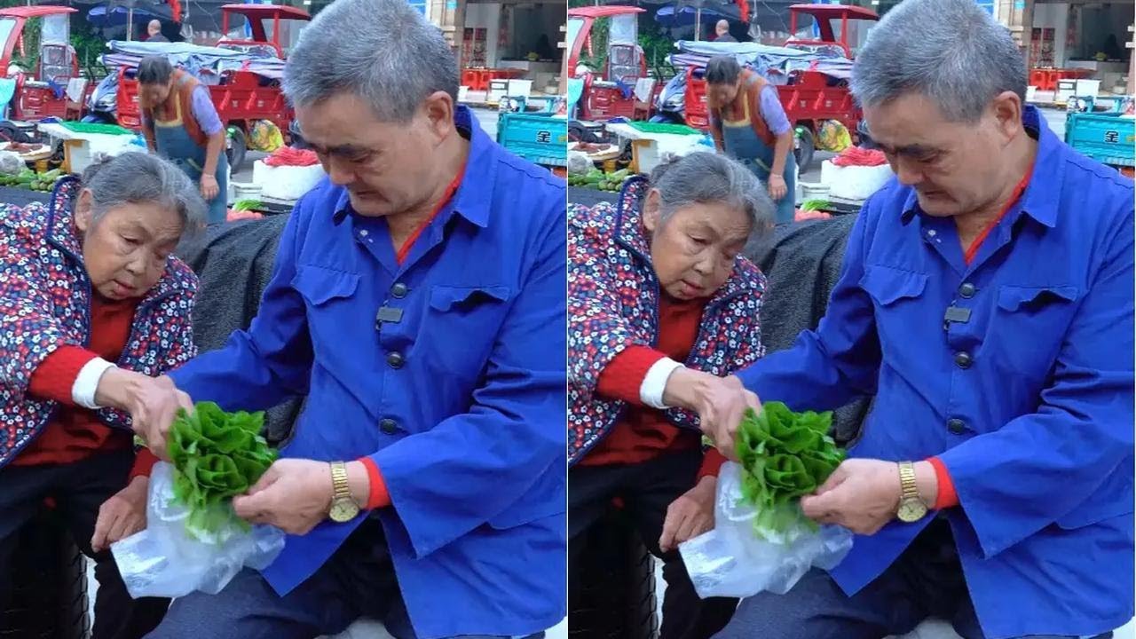 74岁老父亲赶场卖菜，母亲跟着卖完了好去吃酒，看老两口生意咋样#我的乡村生活 #农村生活 #老两口#卖菜#赶场