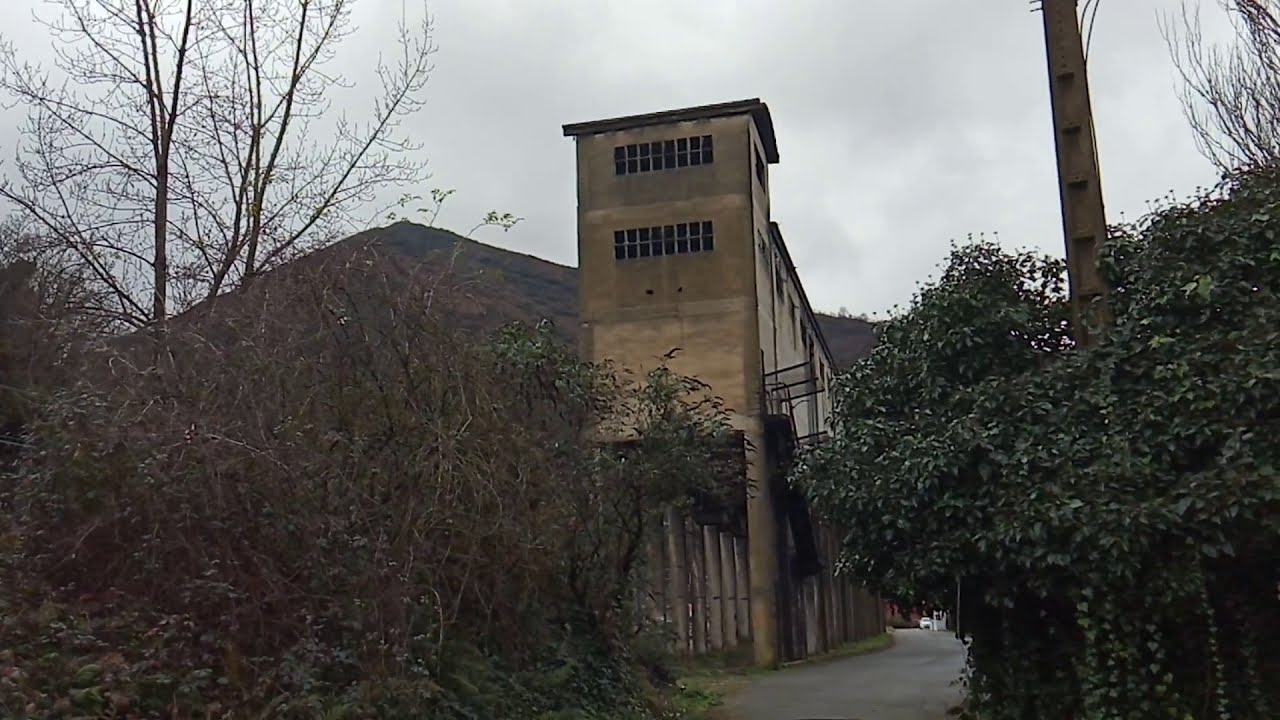 Abla&ntilde;a. R&iacute;o Caudal y edificio abandonado.