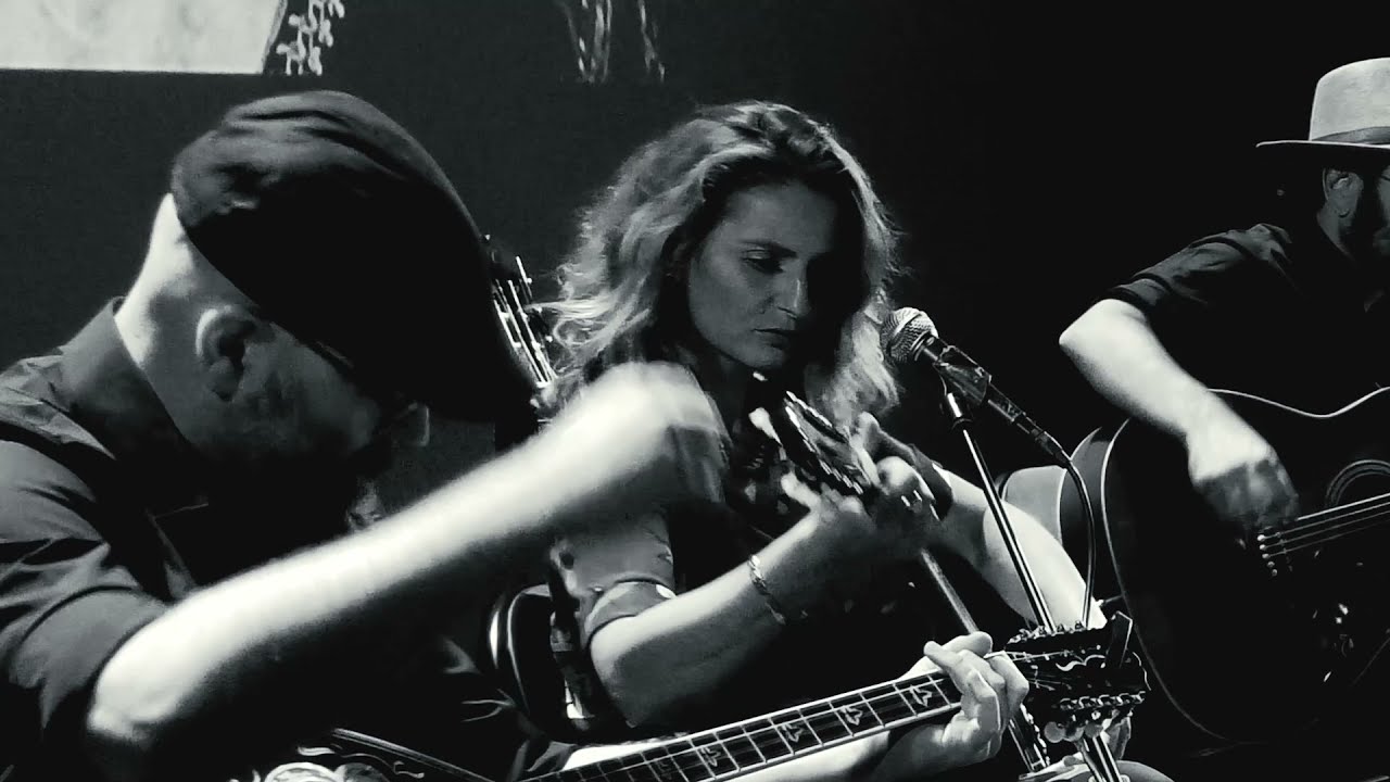 הבלקון - אלה מולן - Ά&lambda;&lambda;&alpha; &mu;&omicron;&upsilon; &lambda;&epsilon;&nu; &tau;&alpha; &mu;ά&tau;&iota;&alpha; &sigma;&omicron;&upsilon;