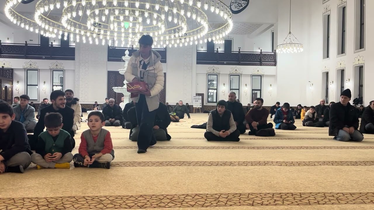 Yıldız kardeşler Camii. Yatsı namazı. Amenarrasulü. 