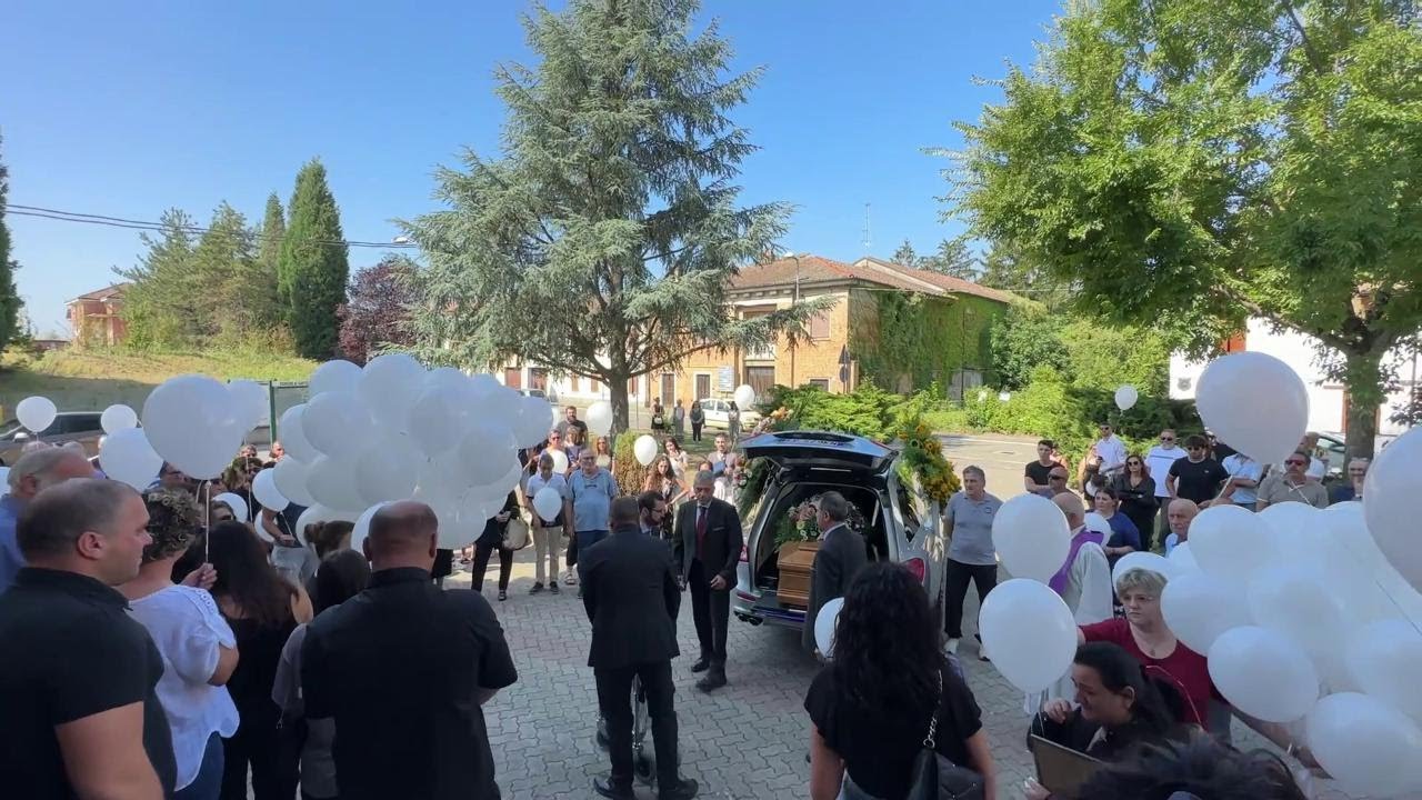 Castelletto, palloncini bianchi per l'addio a Diego
