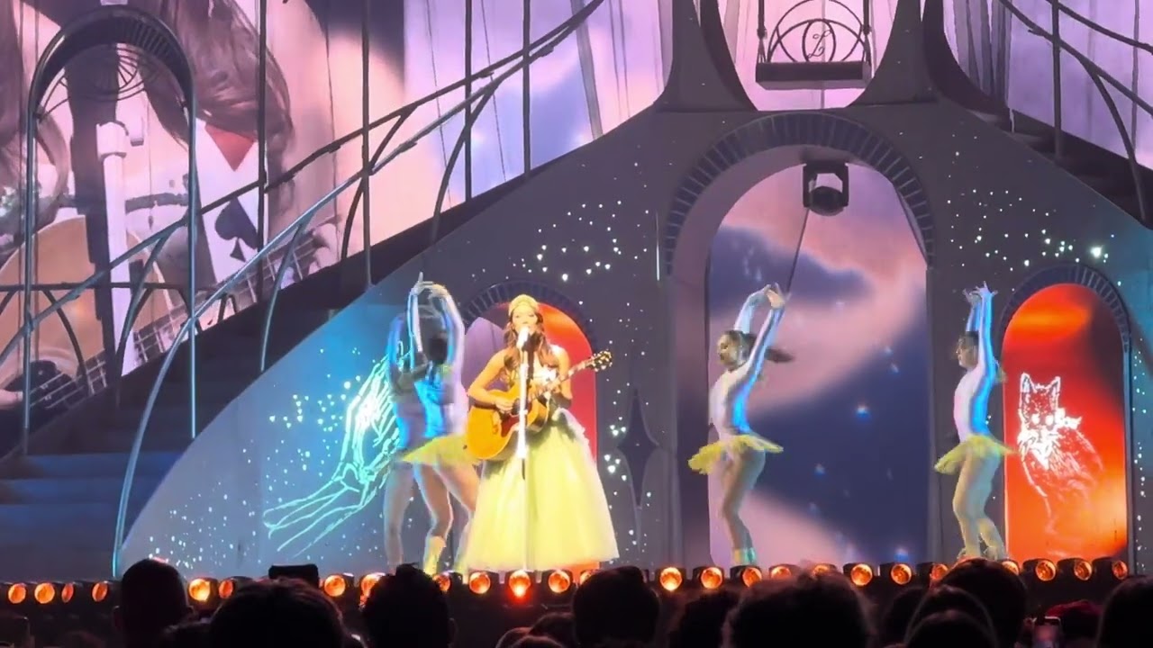 “Falling Behind” Performed by Laufey, Live at Madison Square Garden (10/16/25)