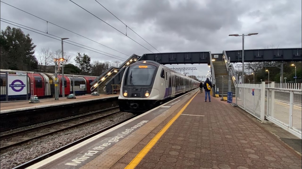 Trains at Ealing Broadway | 18/02/2023