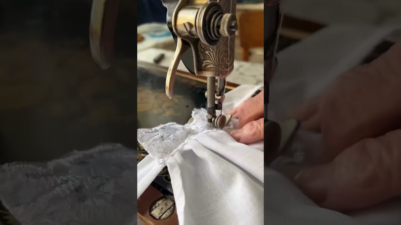 The gill of the Mozart times (XVlllst.) Grandma is sewing Жабо часів Моцарта ( ХVlllст.) Бабуся шиє