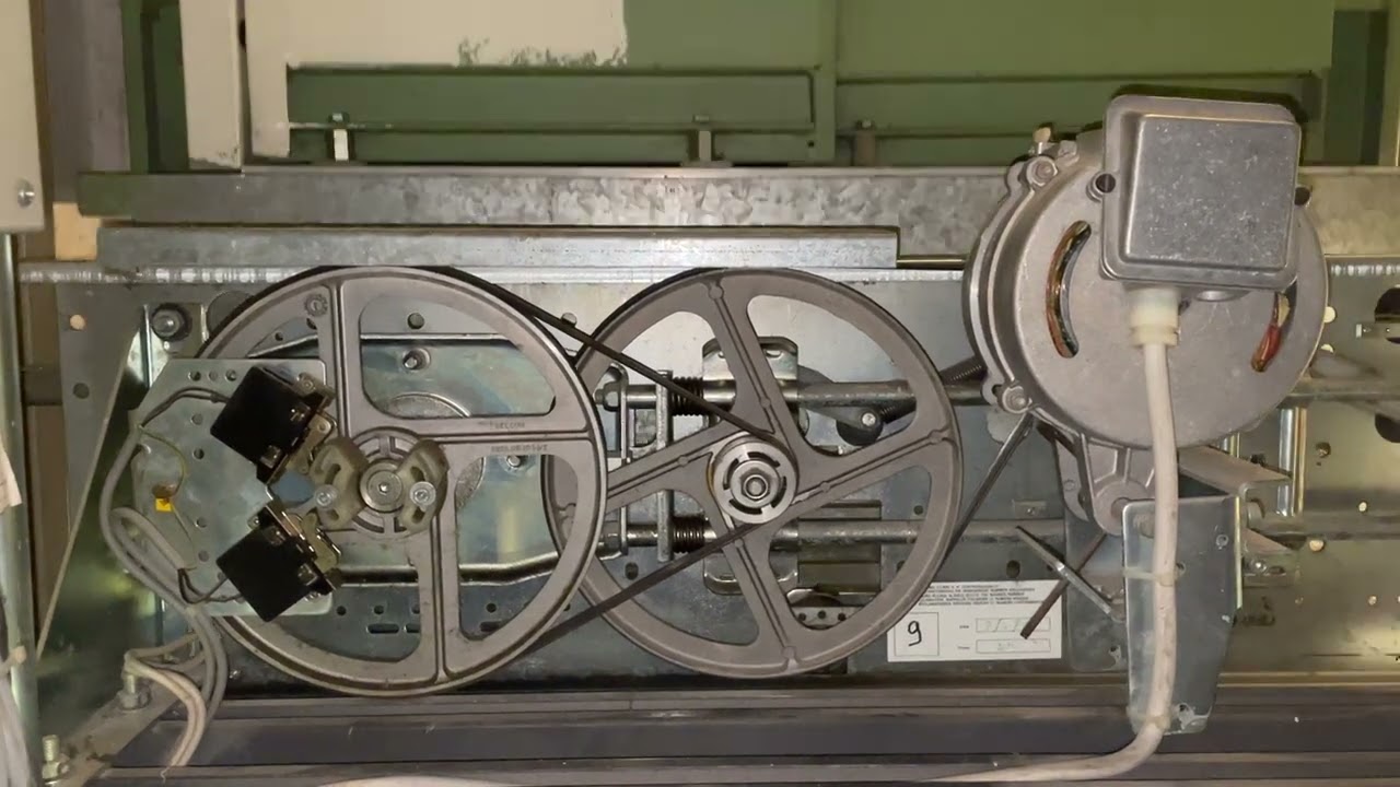 Alter Türantrieb (old elevator door drive mechanism).