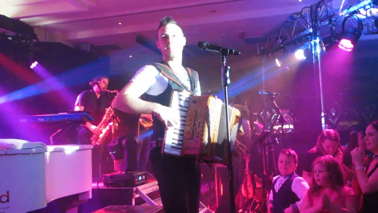 Nathan Carter : Galway  girl.