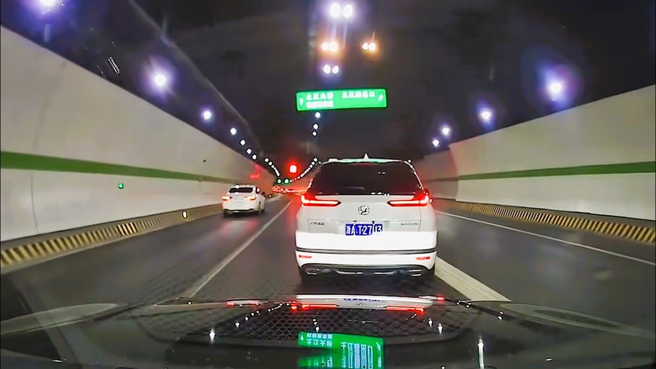 開車不觀察，臨近路口強行變道，毫無一點安全意識