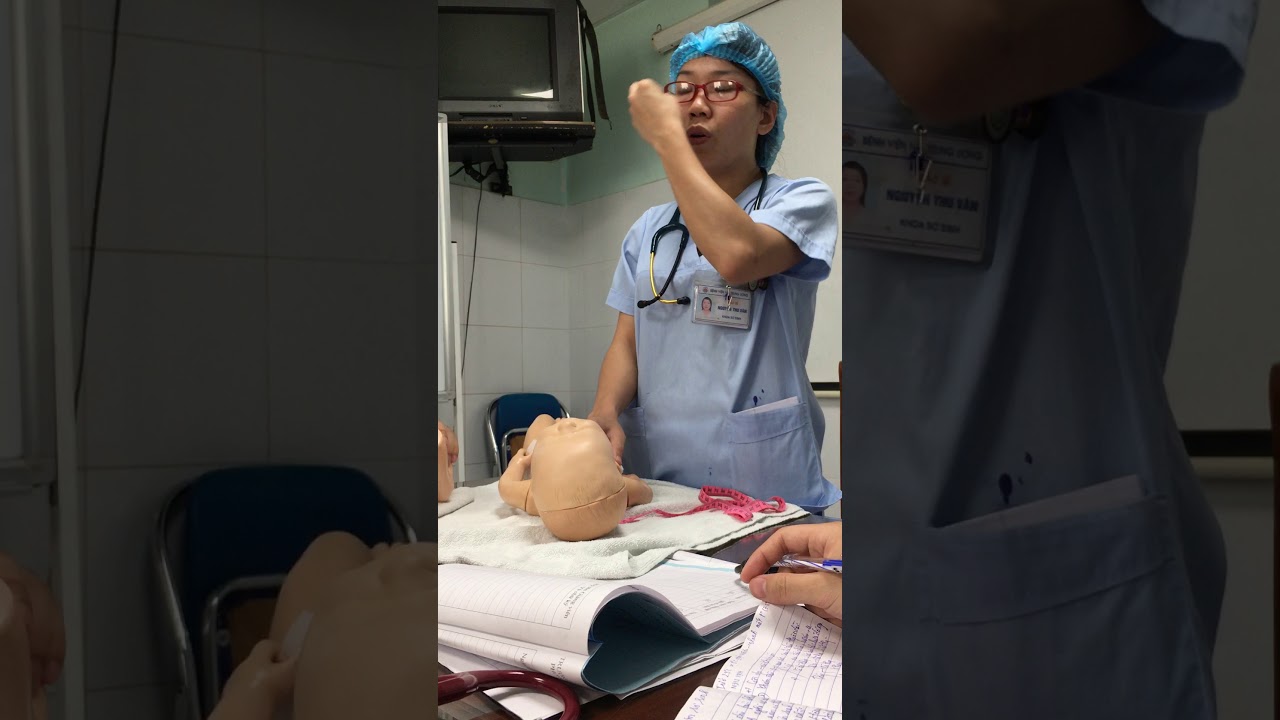 Khám trẻ sơ sinh- cô Vân khoa sơ sinh BV nhi  TƯ (phần 1)