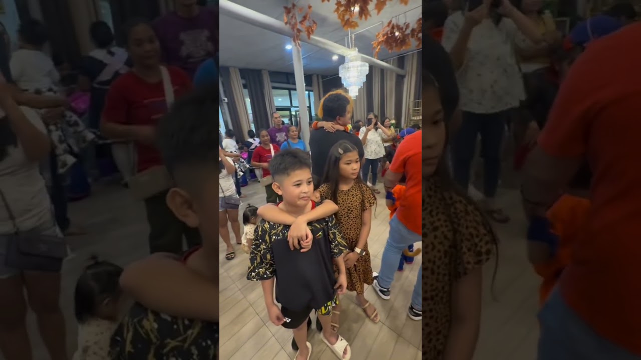 Nag sayaw si kyle sa halloween party. 