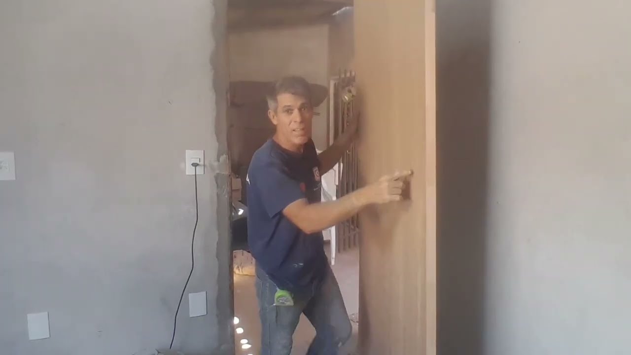 Instalando as portas do quarto e banheiro suíte econômico. 
