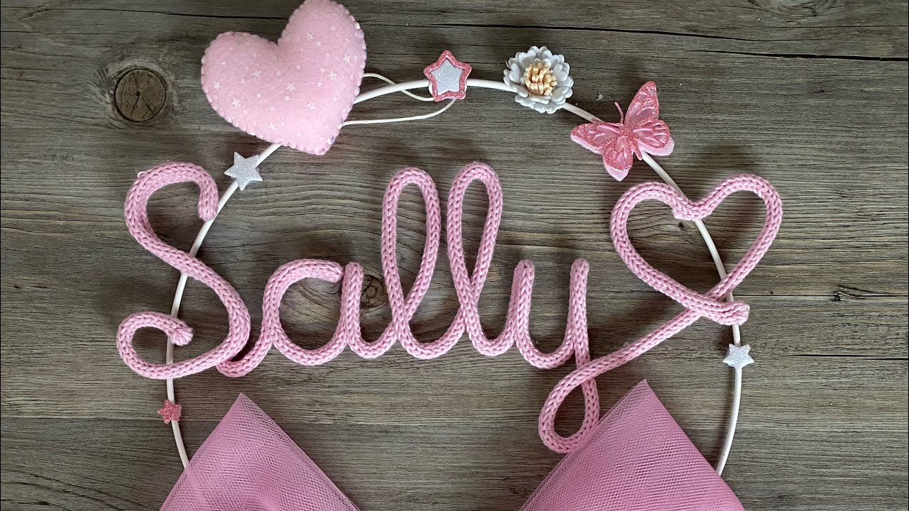 Scritta in tricotin “Sally”