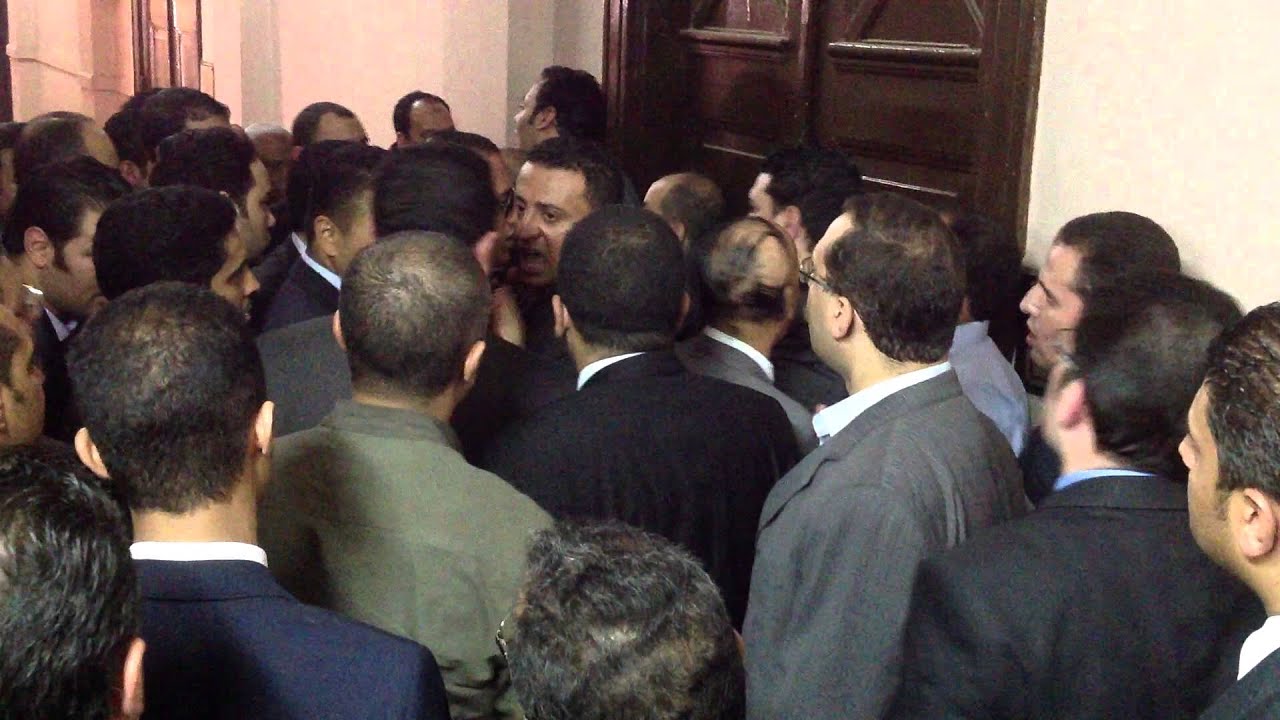 وكلاء النيابة اثناء محاولة اقتحام مكتب النائب العام طلعت عبدالله