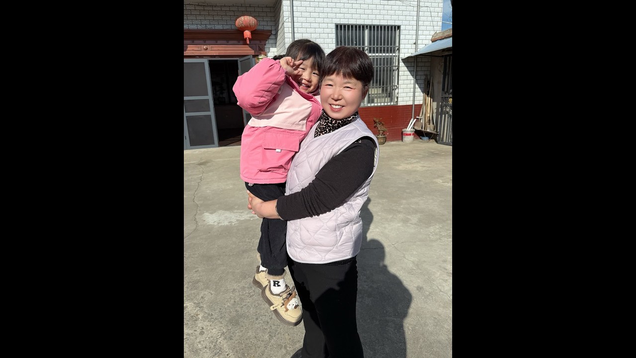 天越来越冷了，一家人在一起包饺子，唠唠家常说说笑笑，幸福又安逸。#打卡冬日里的幸福美食 #记录我的乡村生活日常 #婆婆和儿媳农村的生活 #平淡治愈的乡村生活 #分享我的一日慢生活