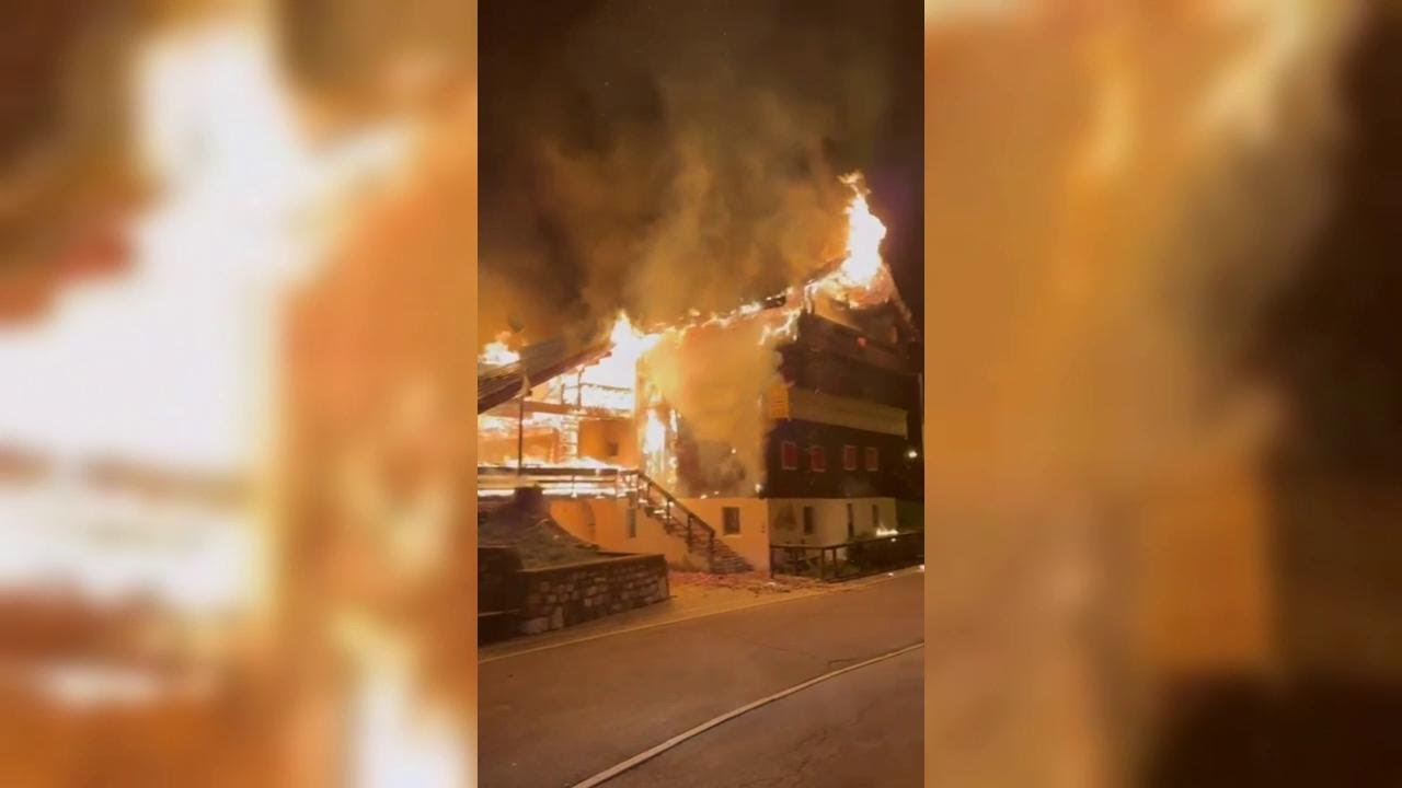Sappada, in fiamme un'abitazione a borgata Mulbach: le immagini dell'incendio