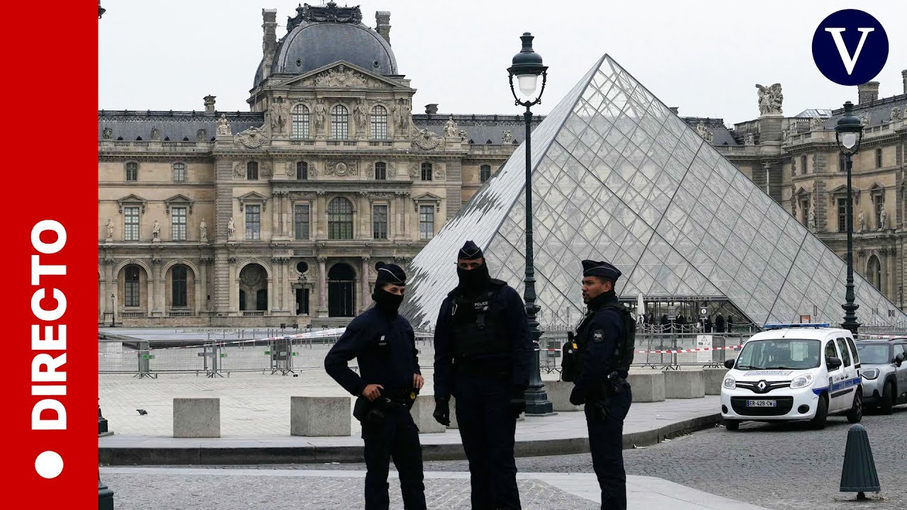 Vista del exterior del Louvre en París tras el robo