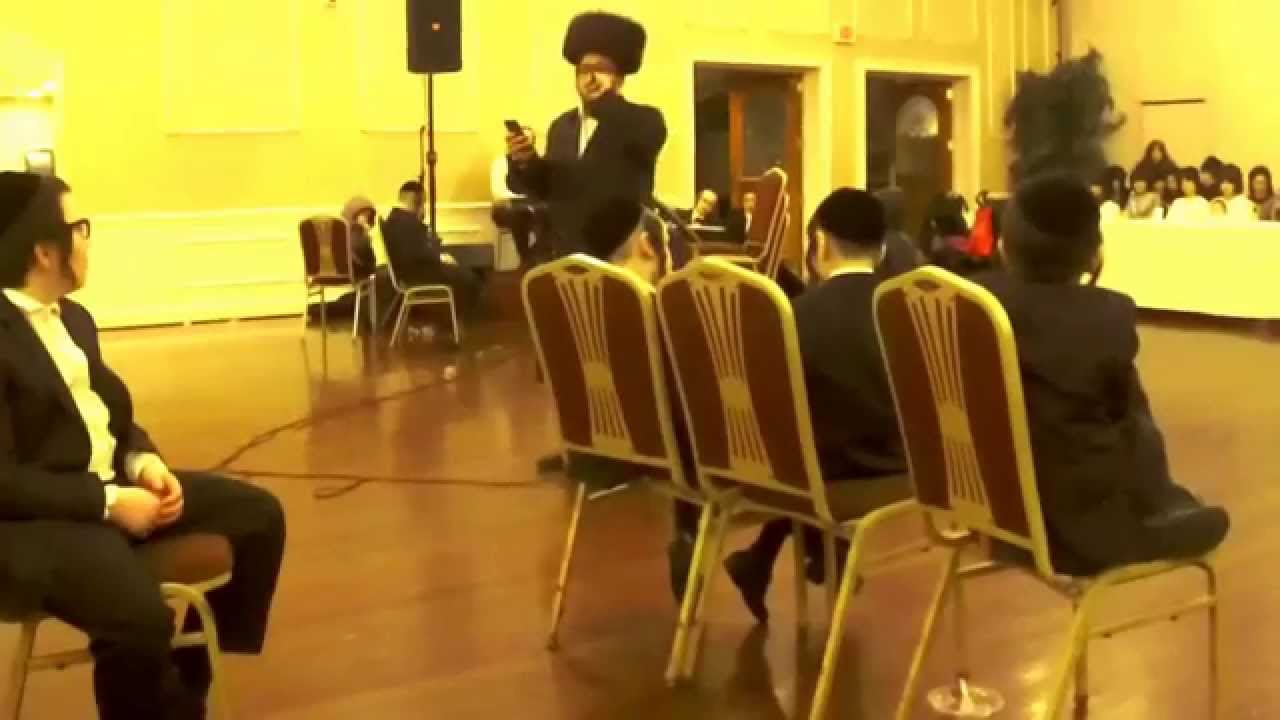 Lipa schmeltzer calling up/gramt ois his father at a family mitzvah tantz